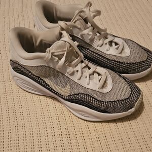 Mens Nike Size 10 GT Hustle Academy Basketball Sneakers